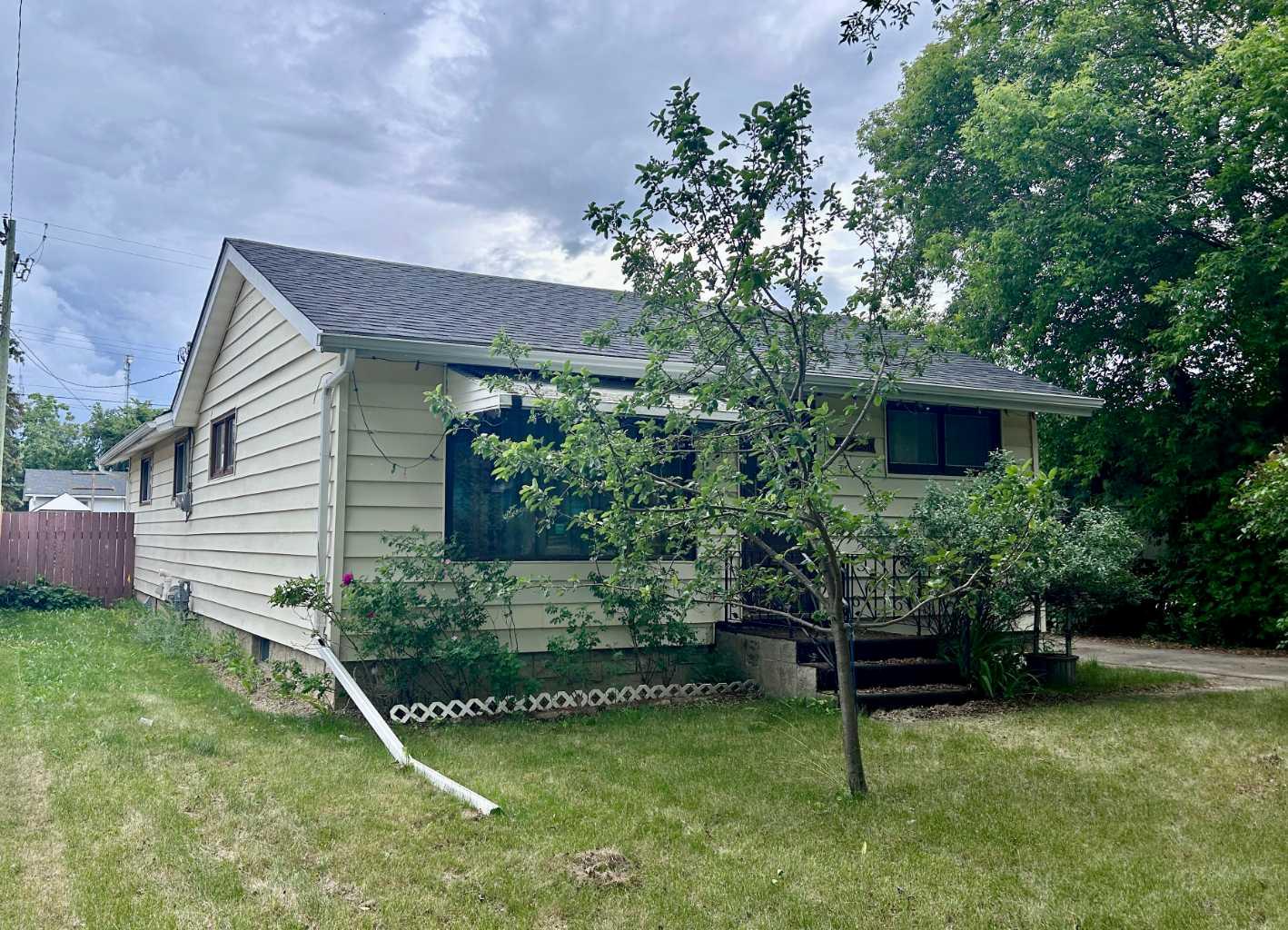 5127 52 Street, Mannville, Alberta T0B2W0 For Sale HouseSigma