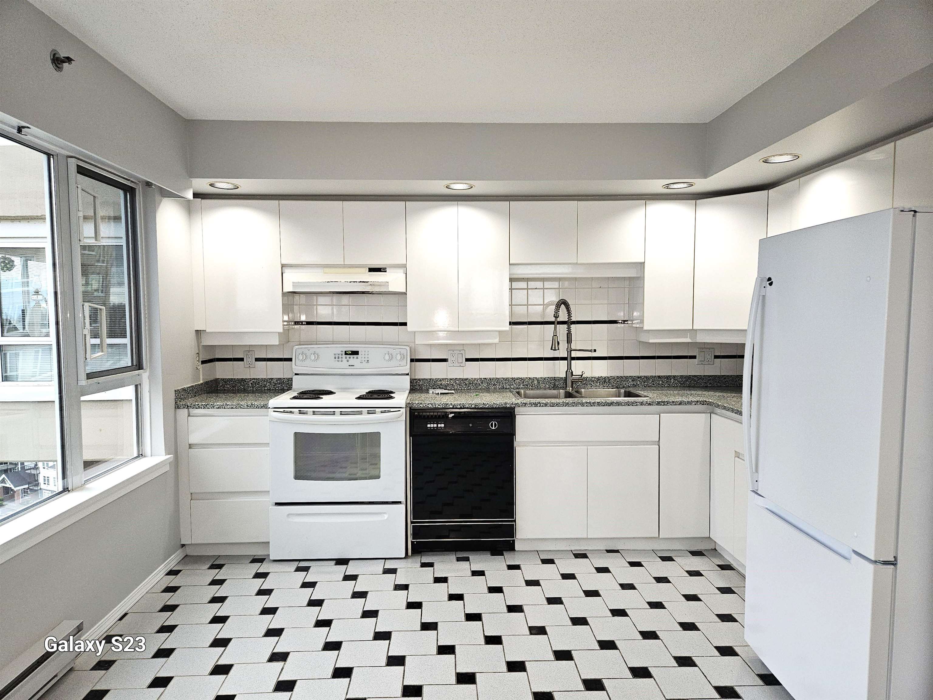 1401 3170 GLADWIN ROAD, Abbotsford, British Columbia V2T5T1 For Sale