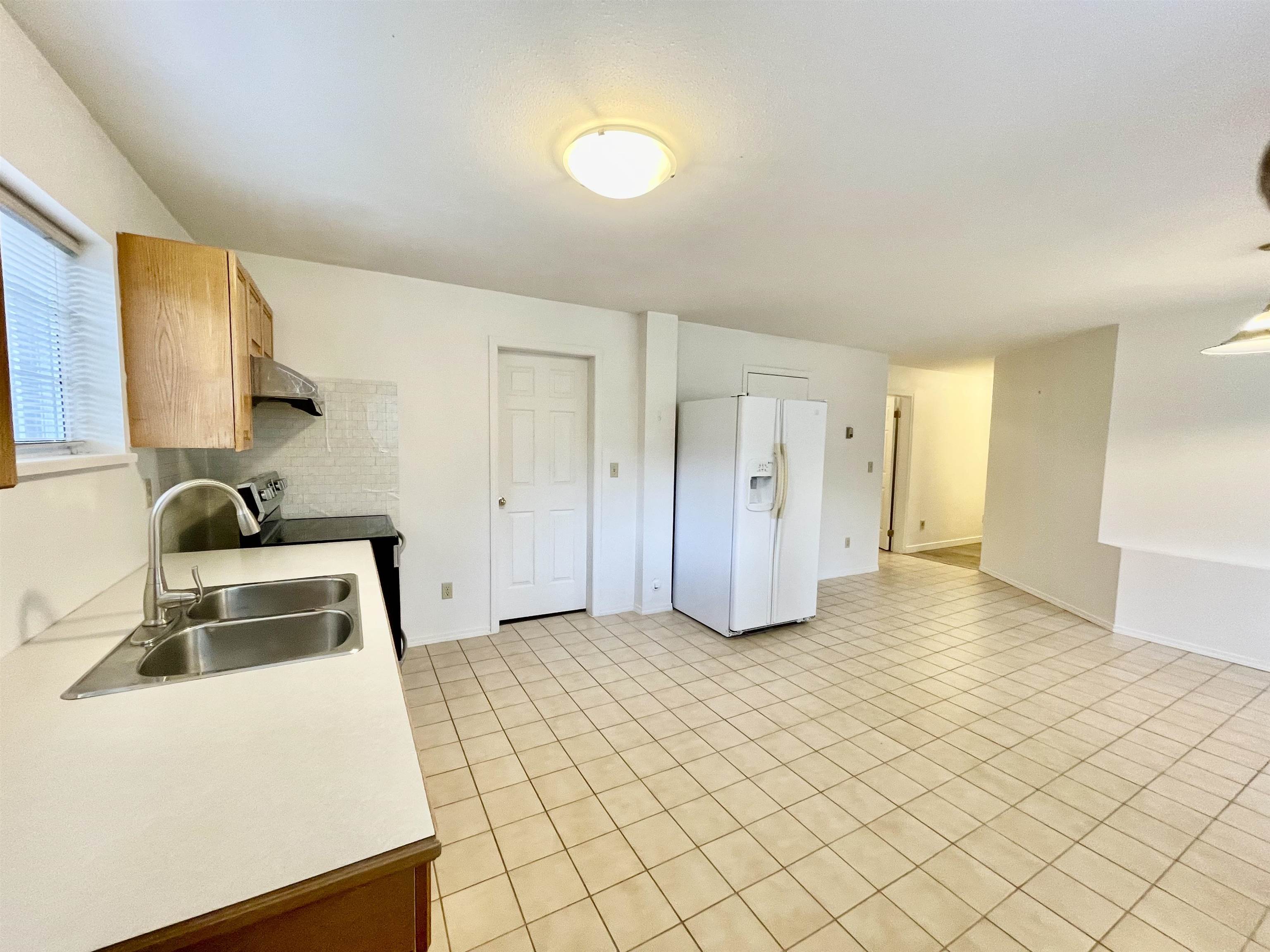 Unit lower level - 1073x Walnut Close, Surrey 4