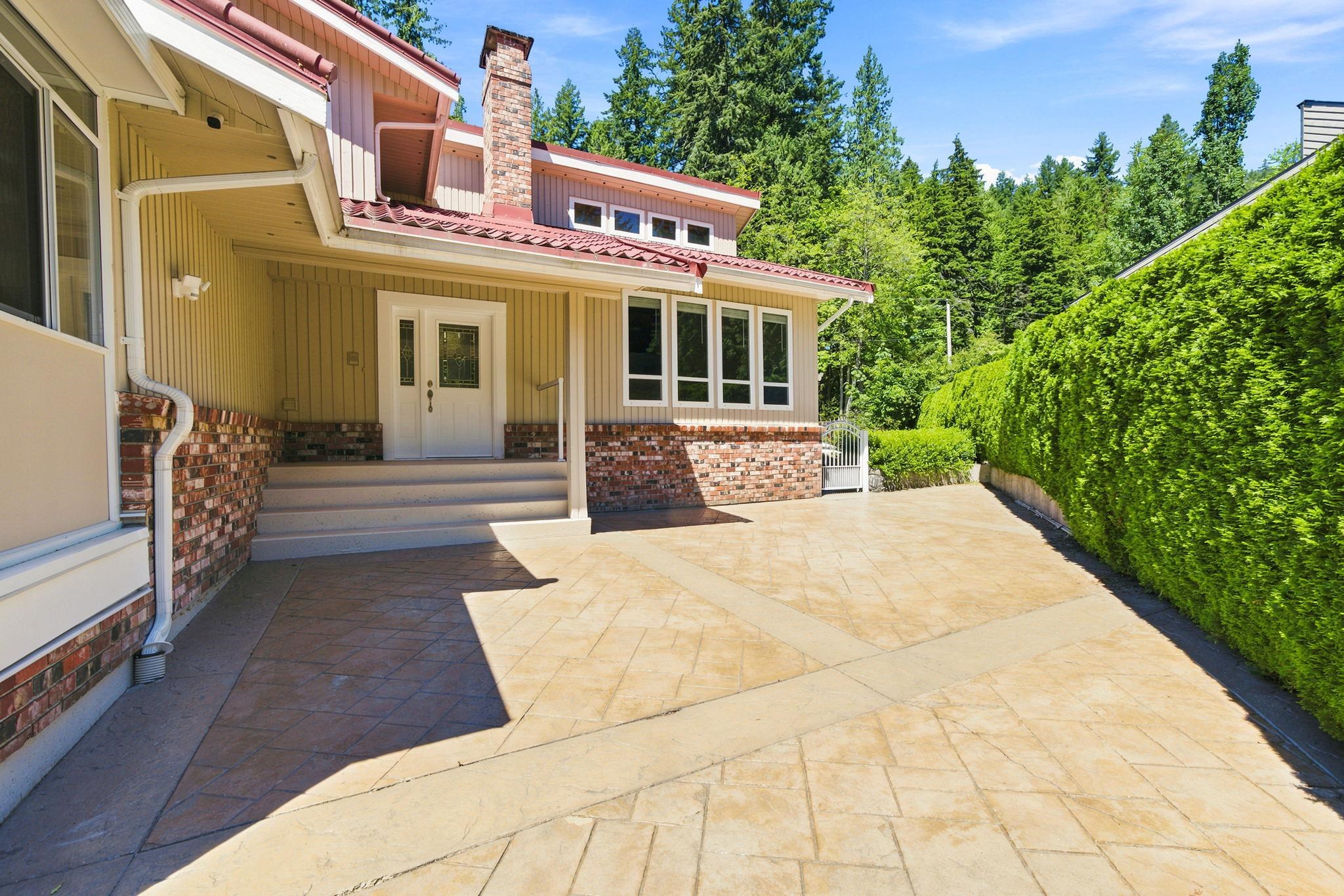 5553 Nancy Greene Way, North Vancouver 3