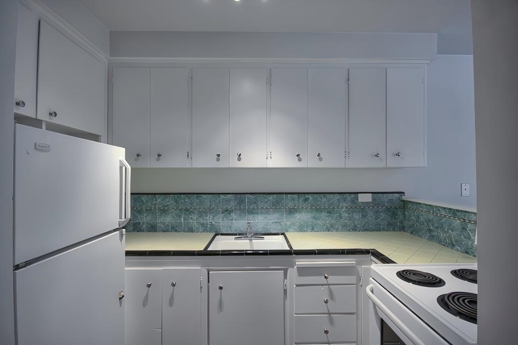 Unit 104 - 1540 Haro Street, Vancouver 5