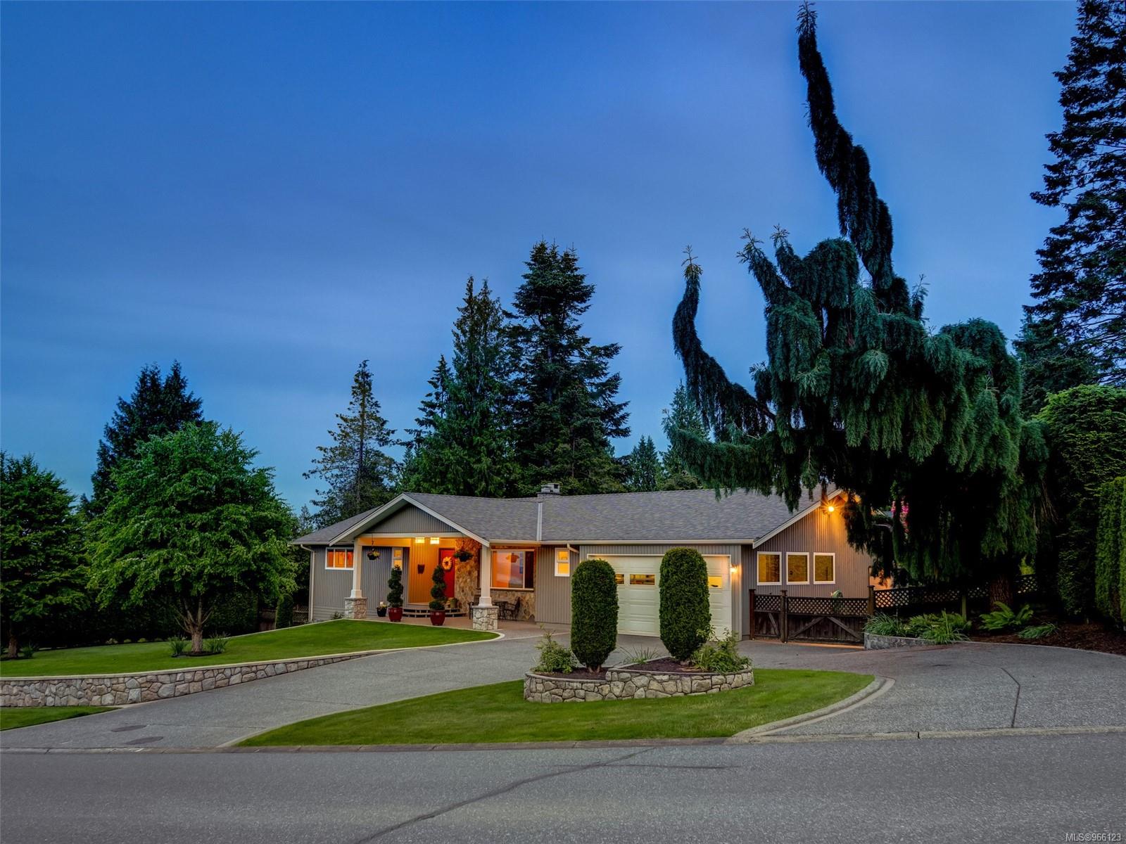 1733 Forest Park Dr, North Saanich, British Columbia V8L4A6 For Sale